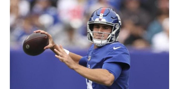 Le quart-arrière des Giants de San Francisco Daniel Jones s'est blessé au cou